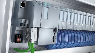 Die dezentrale Peripherie Simatic ET 200SP gibt es nun mit integrierter Steuerung. Als I-Device und/oder Shared Device kann sie direkt mit anderen, auch überlagerten Steuerungen kommunizieren. (Siemens)