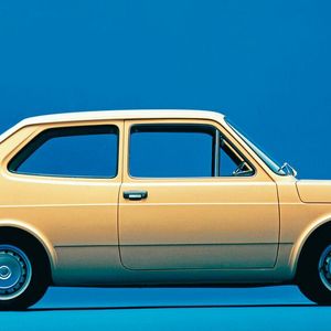 Der Motor mit 903 cm³ Hubraum des Fiat 127 leistete ursprünglich 34,5 kW (47 PS). Für Deutschland gab es eine auf Normalbenzin ausgelegte Variante mit 40 PS, die im Schnitt 7,5 Liter Sprit verbrauchte.(Bild:  Hersteller)