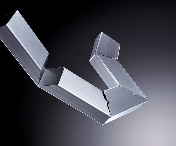 Aus einem Profil wird durch den Laser eine 3D-Struktur, die dennoch nur aus einem Teil besteht und nur die eine, durch die Ausschnitte vorgegebene Form annehmen kann. Bild: Trumpf (Archiv: Vogel Business Media)