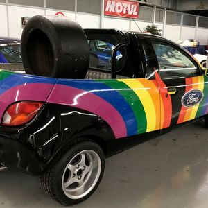 Kreatives Design für kreative Konzepte: Der Ford Ka Pickup als Prototyp in Regenbogenfarben für Paraden wie den Kölner Christopher Street Day.(Bild:  autodrom)