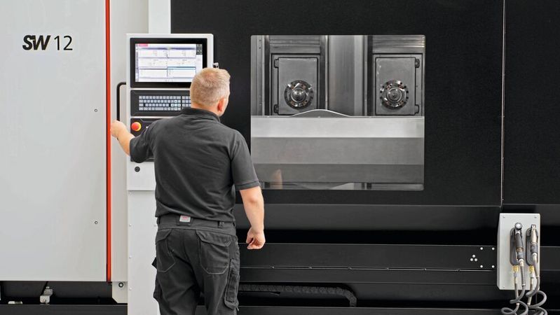 Dank zwei Spindeln mit unabhängigen Dreiachs-Einheiten wird die BF 12-21D auch Produktionslinien mit hohen Fertigungsvolumina gerecht.(Bild:  Schwäbische Werkzeugmaschinen GmbH)