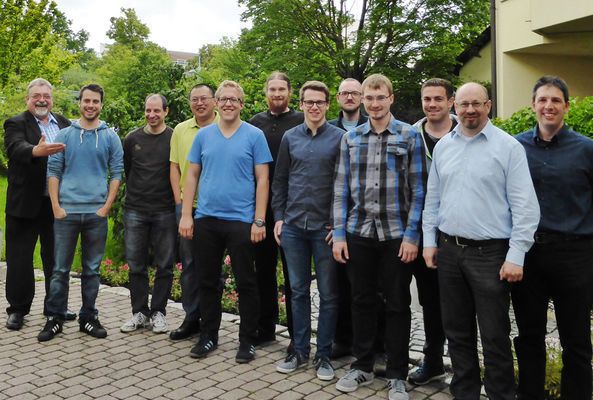 Schulungsleiter Gerhard Gröner (links) präsentiert die Absolventen des Kurses 2016 (Bild: FED)