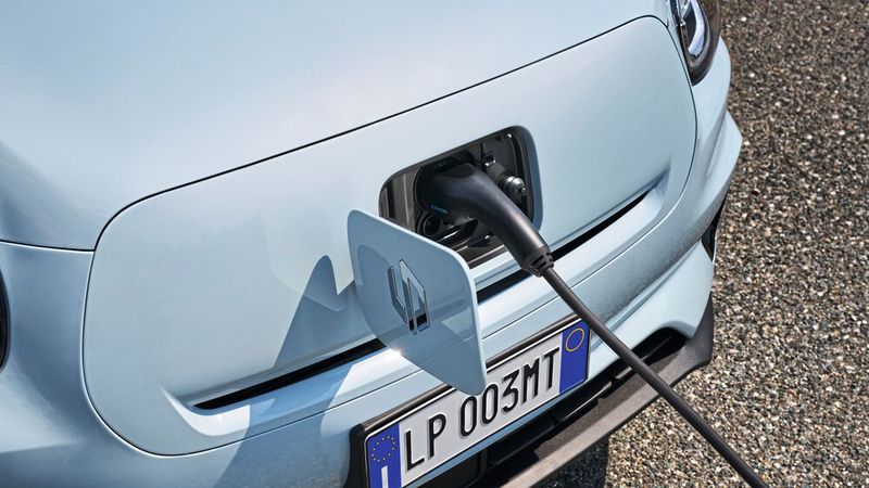 Geladen wird der T03 durch den „Grill“. (Bild: Stellantis)