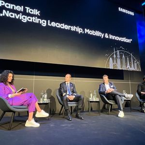 Evren Gezer auf der Bühne mit Philip Keil, Jan-Wolf-Baake und Bilal Zafar(Bild:  Vogel IT-Medien)