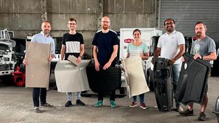 Die Projektteilnehmer mit verschiedenen Interieur-Elementen, welche sich zum Aufdrucken von Heizleitern eignen. (Bild: Autoren-Union Mobilität/Ari Motors)