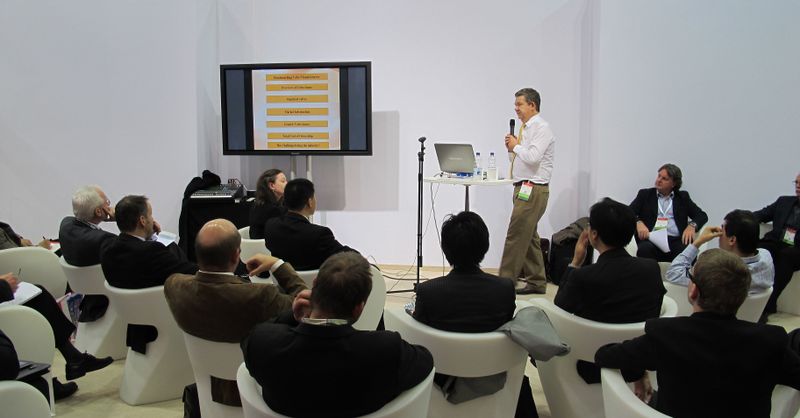 Auf dem Gelände war eine Discussion Corner eingerichtet, in der laufend präsentiert und diskutiert und der zeitgleich stattfindende Kongress ein bisschen in die Messehallen getragen wurde. (Bild: PROCESS/ERN)