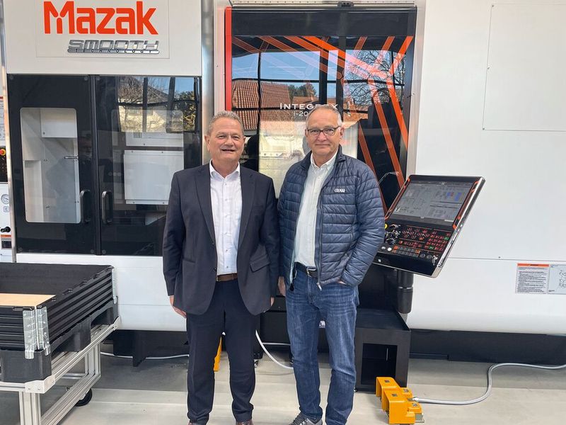 Ralf Ottenbacher schätzt die kompetente Beratung von Mazak-Mitarbeiter Michael Heinrich ebenso wie den guten Service. (Bild: Andrea Jäger)