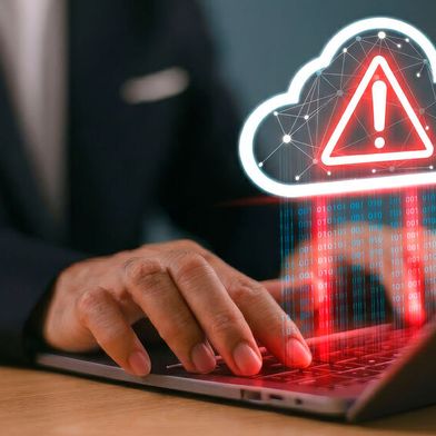 CVE-2026-45659 erlaubt Remotecodeausführung auf SharePoint-Servern mit einfachem Benutzerkonto. Microsoft hat Updates für drei Versionen bereitgestellt. (Bild: © MT.PHOTOSTOCK - stock.adobe.com / KI-generiert)