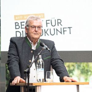 Die AVP-Gruppe gab jetzt auch verschiedene Weichenstellungen im Unternehmen bekannt: Firmengründer Franz Xaver Hirtreiter sen. hat seine Unternehmensanteile an seine Kinder übergeben.(Bild:  AVP Autoland)