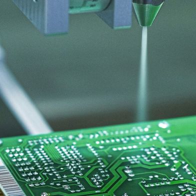 Schneestrahlreinigung: Durch das Zusammenspiel der vier Wirkmechanismen erfolgt die Reinigung effektiv und schnell sowie gleichzeitig schonend. Der automatisierte und in die Fertigung integrierbare Prozess gewährleistet homogene, reproduzierbare Ergebnisse.  (Bild: acp systems)
