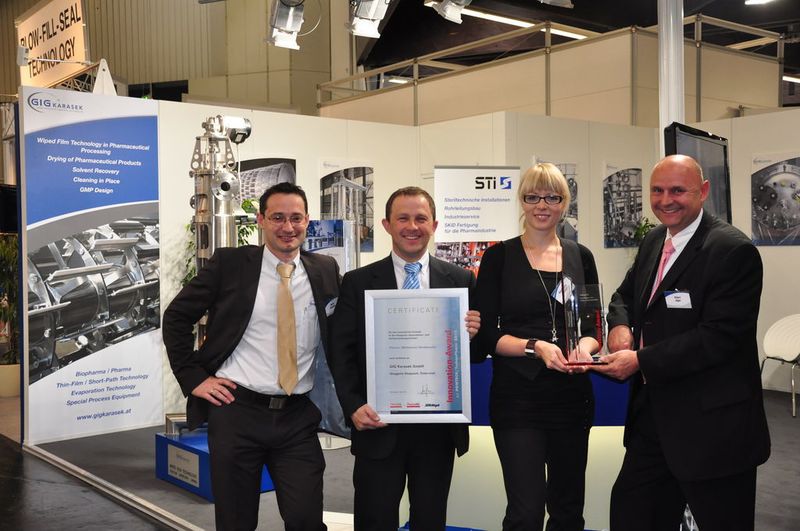 Der Platten-Molekular-Verdampfer von GIG Karasek überzeugte: Vertriebsleiter Bernd Ausstaller, Christian Hornhoger (Leitung Verfahrenstechnik), Marketingassistentin Magdalena Stöffler und Vertriebsleiter Biopharma Albert Jäger (v.l.n.r.) freuen sich über den Innovation-Award in der Kategorie Apparatebau und Verfahrenskomponenten. (M.Henig/PROCESS) (Archiv: Vogel Business Media)