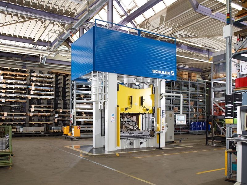 Von der Platine bis zum fertigen Teil können verschiedenartige Blechprodukte hergestellt werden. (Bild: Schuler)