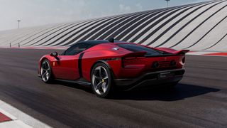 Beim Antrieb setzt der jüngste Ferrari auf V8-Biturbo + Hybrid. (Bild: Ferrari)