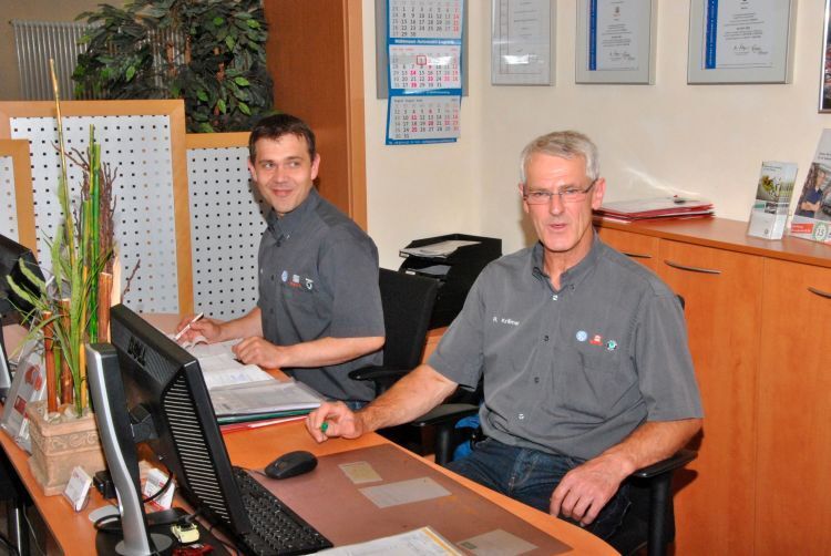 Persöhnlicher Kontakt und Kundenbindung ist auf dem Land besonders wichtig. Daher sorgt kompetentes Service- und Verkaufspersonal dafür, dass man sich im Autohaus Zeilinger gut aufgehoben fühlt. (Foto: Kampfmann)