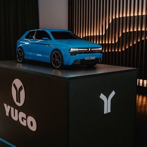 Als serieller Vollhybrid, mit einem Vebrauch von 2,2 l/100 km, soll der Zastava Yugo 2027 für 12.000 Euro auf den Markt kommen.(Bild:  Yugo)