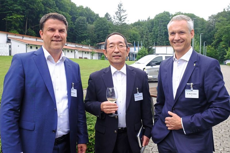 Gäste beim traditionellen Branchenabend der BFC in Northeim: (v. l.) Daniel Schnell, Suzuki Deutschland GmbH, Kazuyuki Yamashita, Suzuki Deutschland GmbH, und Dr. Martin Endlein, DAT. (Bild: Zietz/»kfz-betrieb«)