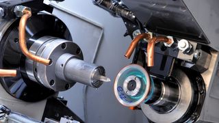 Bild 1: Fünf-Achs-CNC-Schleifmaschine 325linear im Bearbeitungsprozess, hier beim Schleifen eines Industriemessers. (Bild: Paul)