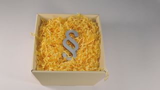 paragraf-verpackung-sicherheit-gerechtigkeit-grundgesetz-symbolisch-recht-gesetz-asylrecht-holzwolle-justiz-gericht-rechtspolitik-rechtsnormrechtsgut-menschenrechte-grundrechte-stockpack-adobe-stock-scaled (Quelle: nmann77-Adobe Stock)