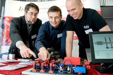 Das Team von bbv Software Services zeigt Industrie 4.0 in überschaubarem Maßstab.