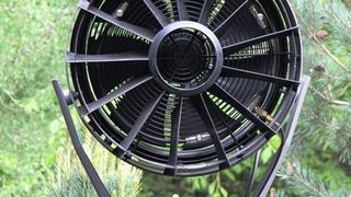 Die gezackten Hinterkanten der Ventilatoren verhindern, wie in der Natur bei den Eulen, große Luftverwirbelungen und vermeiden unnötige Geräuschentwicklung. (Bild: Ziehl-Abegg)