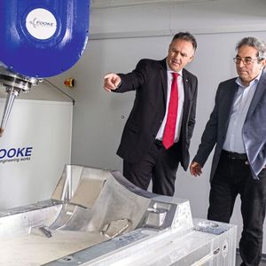 Partner im Projekt (von links): Andreas Feldevert, Leiter Vertrieb Europa bei der Fooke und Klaus Kleinsteuber, Vorstand der AWM Arnstädter Werkzeug- und Maschinenbau in Thüringen. 