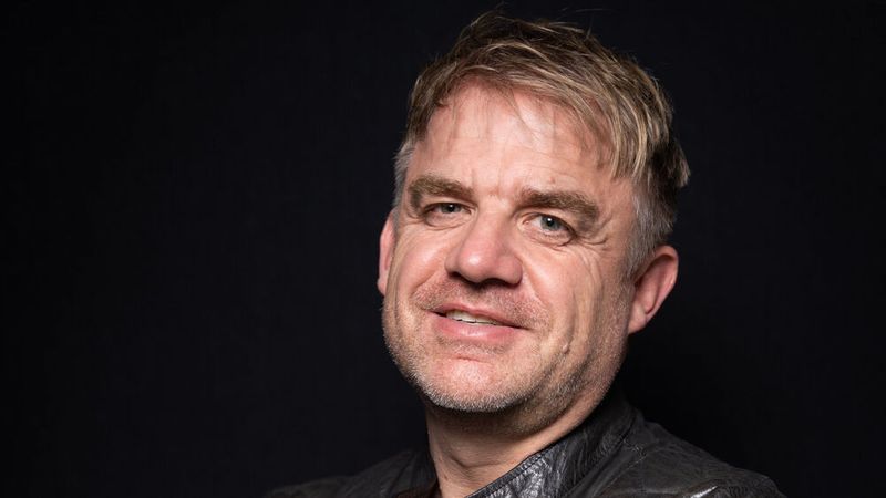 Alexander Buk, Leiter Vertrieb Seat/Cupra Deutschland: „Wir konnten im vergangenen Geschäftsjahr eine konstante positive Gesamtentwicklung etablieren. Die Neuzulassungen der Marken Seat und Cupra stiegen in Deutschland zwischen Januar und November 2023 um mehr als 20 Prozent gegenüber dem Vorjahreszeitraum auf über 120.000 Einheiten. Für das Jahr 2024 rechnen wir mit einer anspruchsvollen Gesamtlage für die Automobilbranche – dazu gehören sicherlich eine weniger große Nachfrage, steigende Rohstoffkosten und auch ein verstärkter Wettbewerb. Trotz dieser Herausforderungen wollen wir den Schwung dieses erfolgreichen Jahres mitnehmen, blicken mit Zuversicht auf 2024 und beabsichtigen, weiter zu wachsen. Wir können mit unserem breiten Produktportfolio der Marken Seat und Cupra und dem Motoren- und Antriebsmix alle Mobilitätswünsche der Kunden erfüllen. Hinzu kommen neue Modelle wie der Cupra Tavascan und der Cupra Terramar sowie Produktaufwertungen für den Cupra Born, den Cupra Leon und den Cupra Formentor. Auch mit Seat werden wir wieder Gas geben. Mit unseren starken Marken und unserem professionellen Handelsnetz befinden wir uns auf dem richtigen Weg und sind davon überzeugt, die Kunden auch in Zukunft mit unseren Produkten begeistern zu können.“ (Bild: Sebastian Koch)