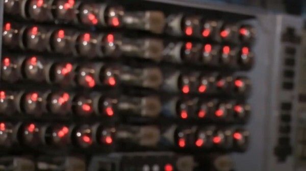 Ein historischer Moment: WITCH, der älteste funktionstüchtige Computer der Welt wird nach drei Jahren Restaurierung gebootet und so wieder zum Leben erweckt (Bild: TNMOC)