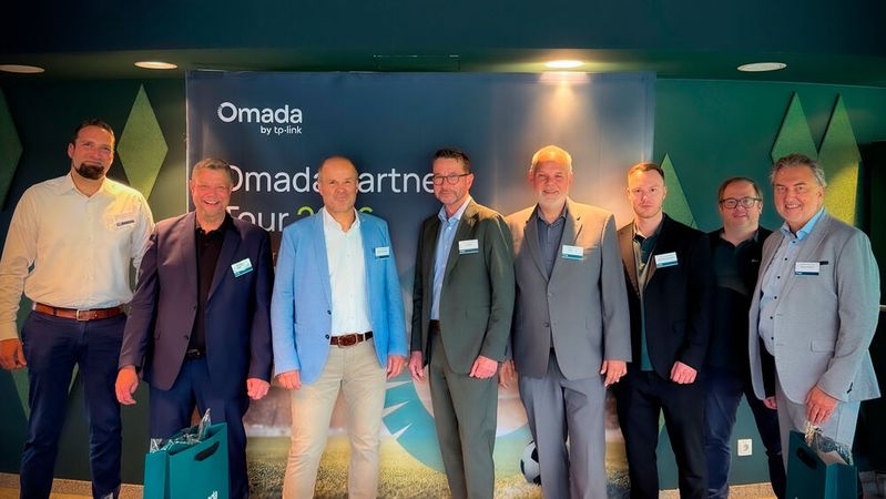 (V. l.) Jan Duve (ADN), Thorsten à Tellinghusen (ADN), Thomas Mühlenkamp (ADN) und Jens Walter (TP-Link) freuen sich auf die Zusammenarbeit zwischen ADN und TP-Link. (Bild:  ADN/TP-Link)