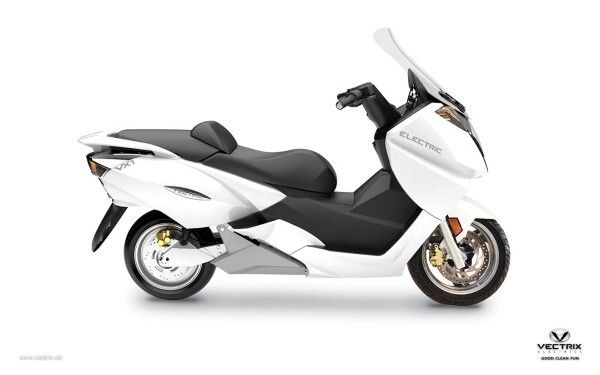 Den VECTRIX VX-1 für die Führerscheinklasse A, A1 oder B mit einer Höchstgeschwindigkeit von 110 km/h gibt es in den Varianten VX-1, VX-1 Li und VX-1 Li+: der VX-1 hat einen NiMH-Akku mit 3,7 kWh für eine Reichweite von 50 bis 100 km, der VX-1 Li einen Li-Ion-Akku mit ebenfalls 3,6 kWh, der aber 36 kg leichter ist, der VX-1 Li+ hat einen Li-Ion-Akku mit 5,4 kWh und eine Reichweite von 80 bis 120 km (Bild: Vectrix)