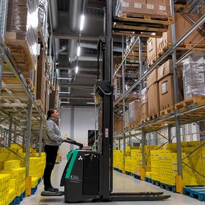 Die Hochhubwagen-Serie Axia EM kann mit Duplex- oder Triplex-Masten ausgestattet werden. Je nachdem kann man so einen Hubhöhenbereich von 2.690 bis maximal 5.400 Millimetern abdecken.(Bild:  Mitsubishi Forklift Trucks)
