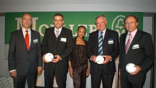 Moeller feiert zehn Jahre Logistik in Meckenheim: (v.l.n.r.), Bert Spilles (Bürgermeister Stadt Meckenheim), Klaus Gäb (Leiter Moeller Distribution Center), Milka Fernandes (Moderatorin), Theo Kubat (CEO Moeller Firmengruppe), Rolf Bausch (stellv. Landrat vom Rhein-Sieg-Kreis) (Archiv: Vogel Business Media)