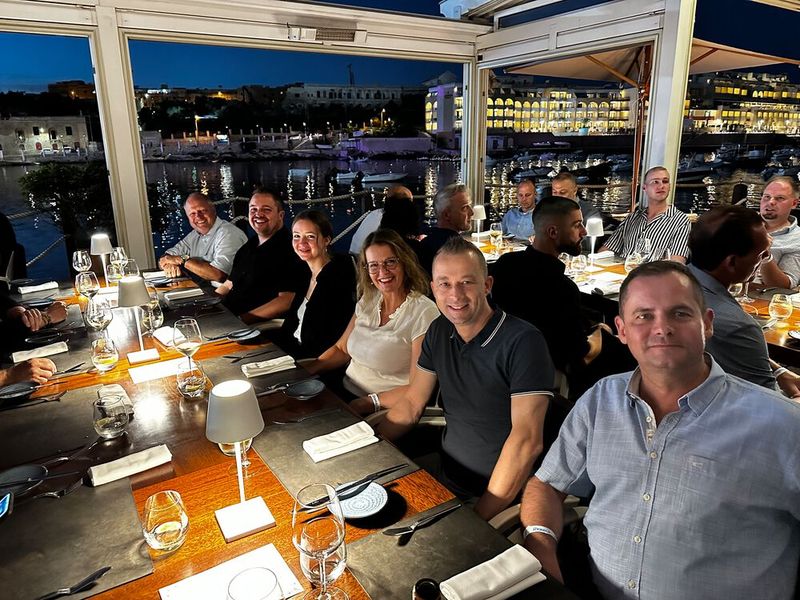 (v. h.) Kurt Müller (Cancom), Dominik Dütsch und Annalena Weyrauch (Systeam), Petra Novak (Ingram), Swen Heiber und Ole Jacobs (iiyama) (Bild: Vogel IT-Medien )