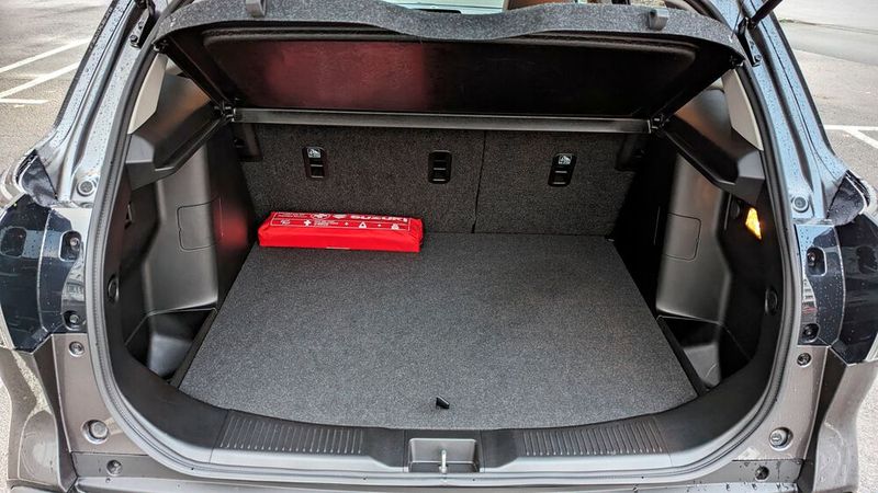 9. Der Kofferraum: Der Hybridantrieb wirkt sich nicht nur nachteilig auf die Fahrleistungen aus, sondern auch auf den Gepäckraum. Wegen der im Heck untergebrachten Batterie stehen gerade einmal 293 Liter zur Verfügung (zum Vergleich: beim 1.4 Boosterjet sind es 430 Liter).  (Bild: Rosenow – VCG)