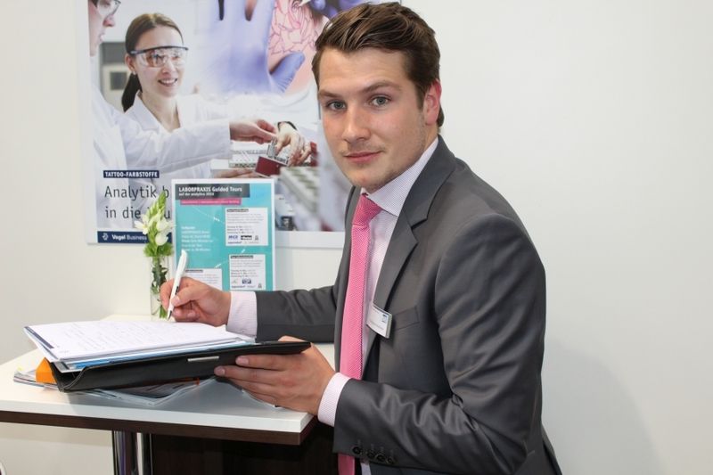 Impressionen von der Analytica 2016.Verkaufsleiter Benjamin Wahler bei der Vorbereitung auf einen Termin. (Bild: Back/LABORPRAXIS)