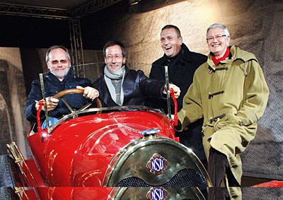 100 Jahre Audi - Stadt- und Standortfest in Neckarsulm. Von links die Audi-Vorstandsmitglieder Frank Dreves (Produktion), Axel Strotbek (Finanz und Organisation), Ulf Berkenhagen (Einkauf) und Dr. Werner Widuckel (Personal- und Sozialwesen).  Bilder: Audi (Archiv: Vogel Business Media)