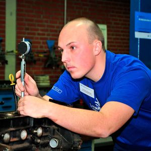 Christian Schneider aus Rheinland-Pfalz erreichte bei der Komplexaufgabe rund um die Motormechanik als Einziger fast die volle Punktzahl.