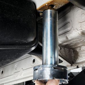 Steckpilze mit Dorn und Verlängerung erreichen auch ungünstig gelegene Aufnahmepunkte am Fahrzeugrahmen.