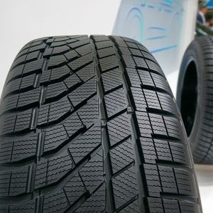 Neu bei Falken ist auch die Winterreifen-Baureihe Eurowinter HS 02, die nun zusätzlich die UHP-Variante Pro mit asymmetrischem Profil bekommen hat.(Bild:  Rosenow/»kfz-betrieb«)