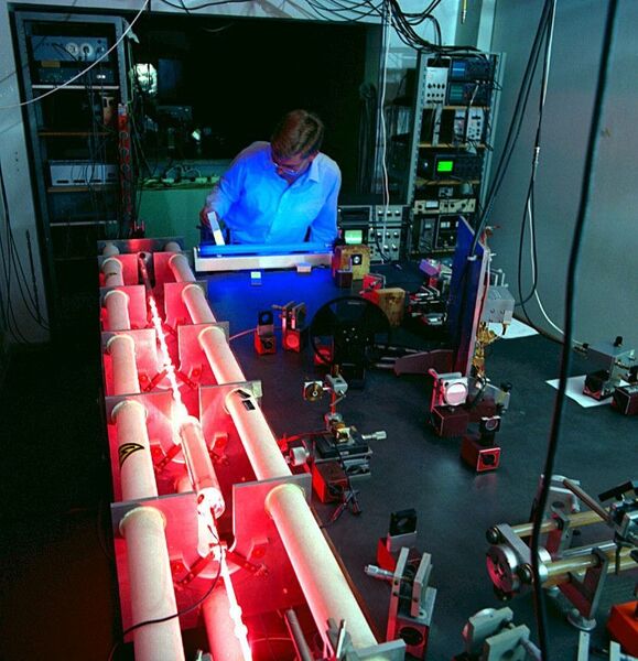 Die Entwicklung des Meters - vom Metallstab über die Kryptonlampe zur Geschwindigkeit von Laserlicht. (Zeichnung und Foto: PTB)