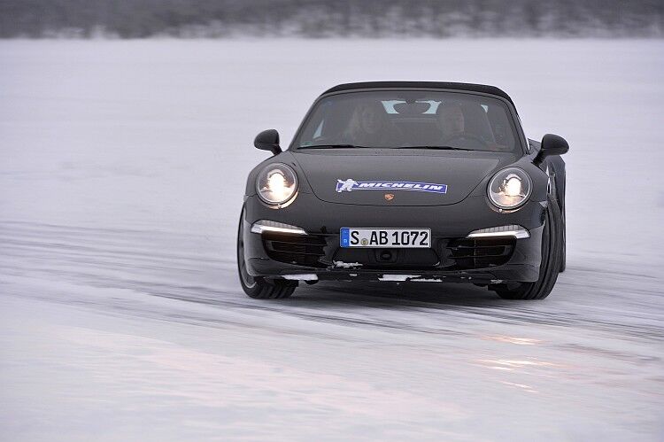 Fahren auf Eis: Wenn man nicht wirklich schnell sein kann, fängt man am besten zeitig mit dem Driften an. (Foto: Michelin)