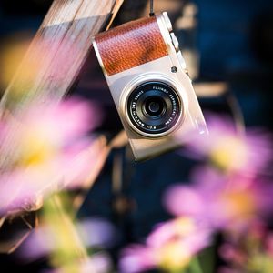 Im Inneren ist ein APS-C-Sensor eingebaut, der bislang vor allem in DSLR-Modellen eingesetzt wurde.