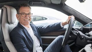Porsche hat einen klaren Fahrplan für  den Ausbau des Standornetzes und dessen  architektonische Umstellung, sagt Alexander  Pollich, Vorsitzender der Geschäftsführung von Porsche Deutschland. (Bild: Porsche AG)