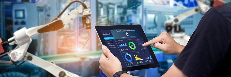 Mit Robotics-as-a-Service verwandelt sich die Cloud in ein kognitives Kontrollzentrum für die Steuerung von Flotten cyberphysischer Systeme – ob am Boden, auf hoher See oder im Überflug.(Bild:  panuwat - stock.adobe.com)