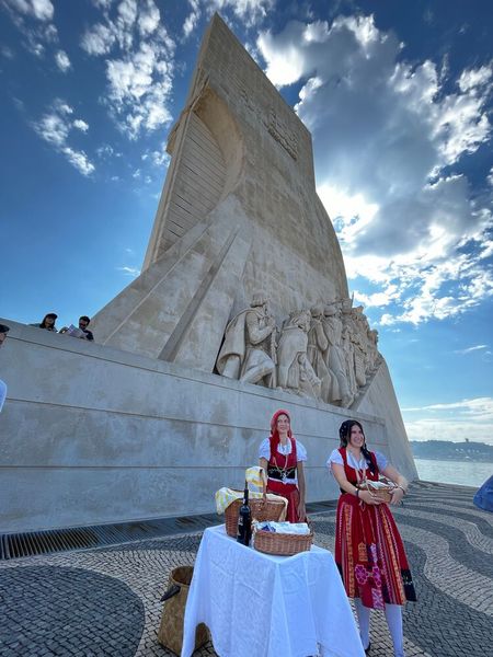 Für die Heimfahrt gibt es zum Abschied noch einmal einen Schluck Portwein und ein traditionelles Gebäck. (Bild: Vogel IT-Medien GmbH)
