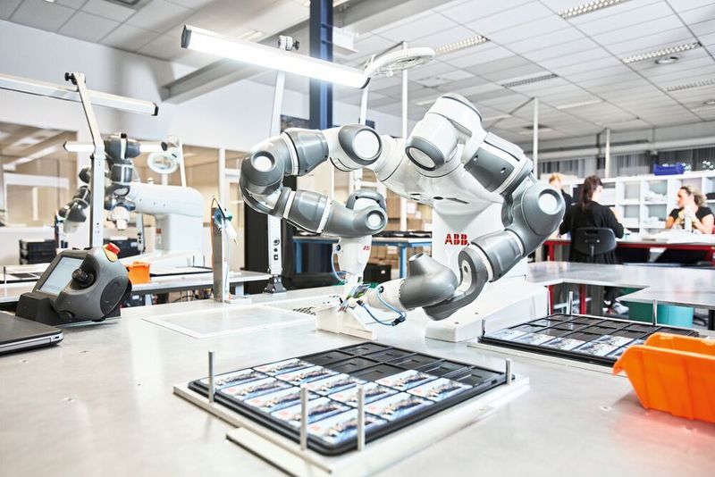 Der kollaborative Zweiarm-Roboter Yumi von ABB lässt sich flexibel und einfach in Produktionsprozesse direkt neben mit Menschen besetzten Arbeitsstationen integrieren. (ABB)