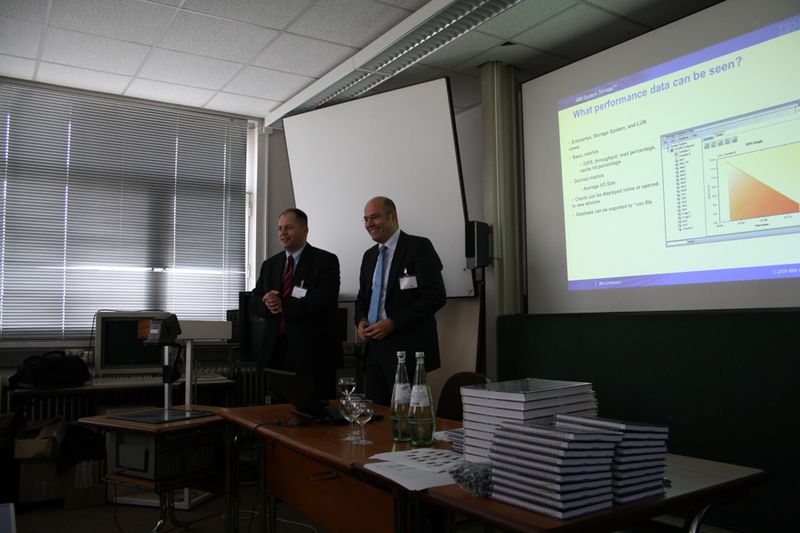 Jens Gerlach und Uwe Falk von LSI halten einen Vortrag zum aktuellen Sortiment. (Archiv: Vogel Business Media)