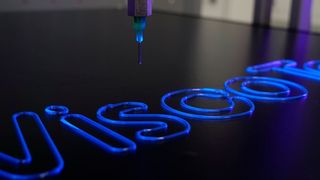 So präzise dosieren die Viscotec-Dispenser einkomponentigen Acrylatkleber. Hier den unter UV-Licht härtenden Typ Photobond SL4165 von Delo.  (Viscotec)