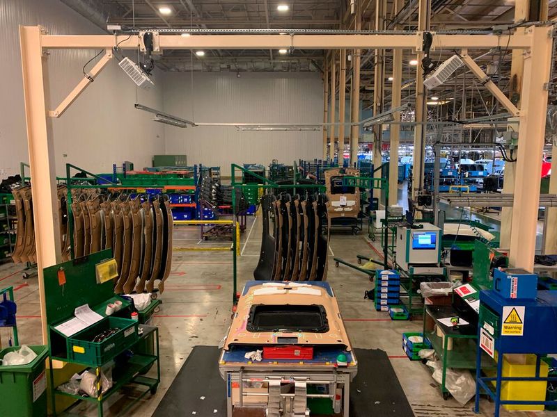 Dynamische Videoprojektion macht Schablonieren obsolet und erleichtert etwa die Montage von Kabelbäumen. (Bild: Extend-3D)