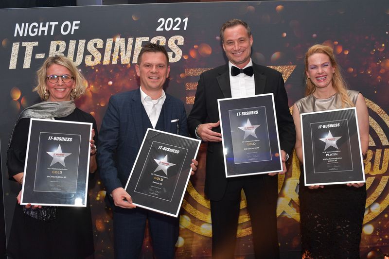Kategorie UC & Telekommunikation (v. l.) stv. Stephanie Steen für MICHAELTELECOM (Gold), Dominik Walter, Herweck (Gold), Sven Hollemann, ENO (Gold), stv. Hannah Lamotte für KOMSA (Platin). (Hannes Magerstaedt)