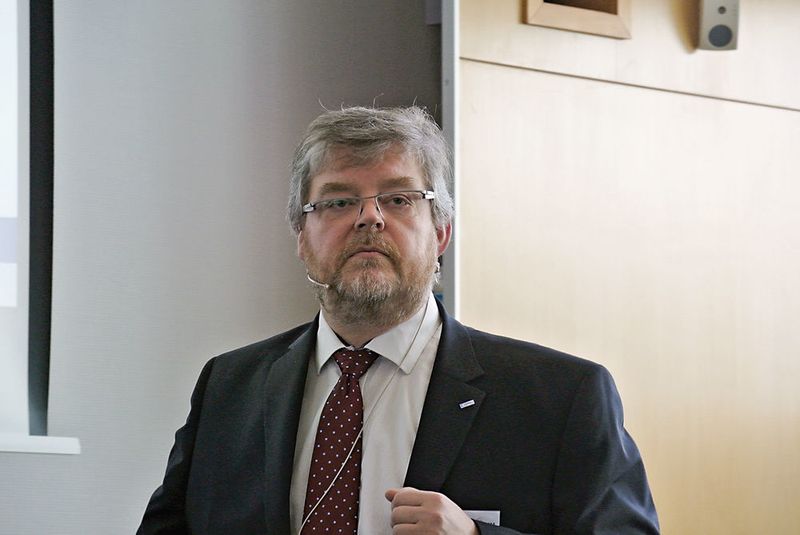 Werner Binsmaier: „Wir glauben nicht, dass man mit jeder Maschine problemlos einfach loslegen kann, sondern man muss eine gewisse Grundqualifizierung der Maschine herstellen.“ (Schamari)